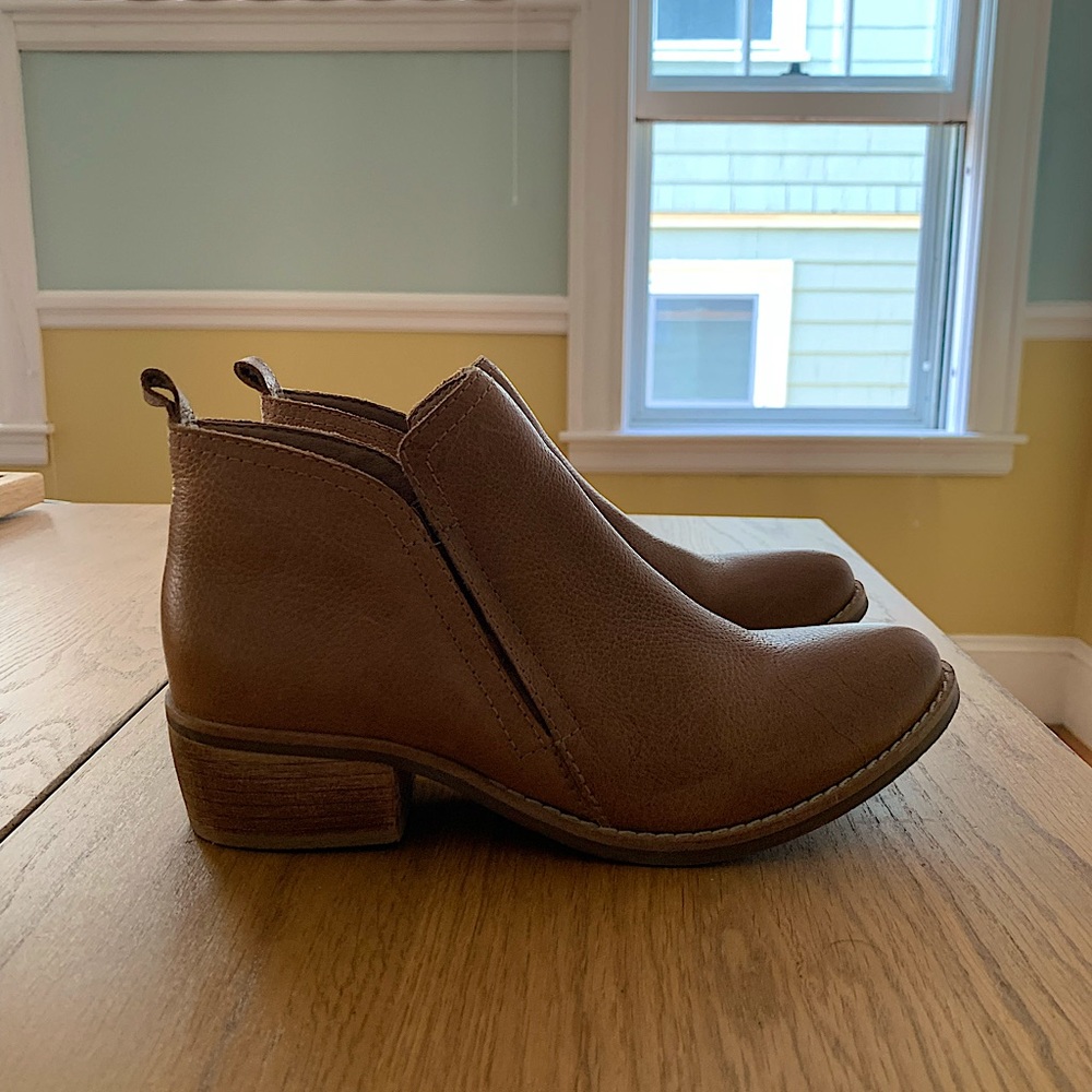 Tan Leather Booties size 7. New condition